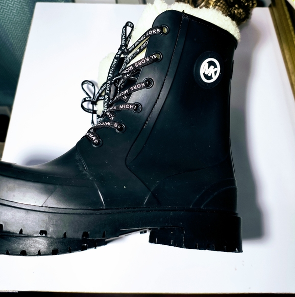 Super comfortable, soft and warm, Michael Kors Faux Shearling-Lined Rain Boots. - Picture 6 of 16